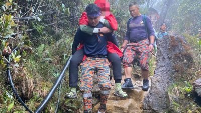 山岳搜救员背负著女伤患下山