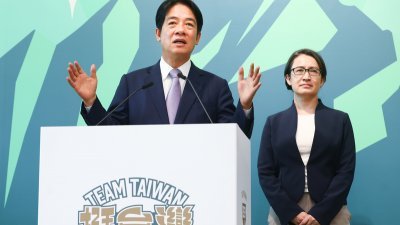 台湾民进党总统参选人赖清德周一在台北竞选总部召开记者会，宣布由驻美代表萧美琴（右）担任副手。（图取自中央社）