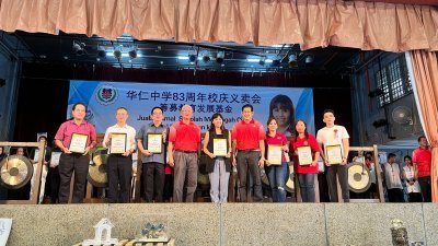 华仁中学移交奖状予大会剪彩嘉宾。左4起：苏文忠、张念群、刘国文。