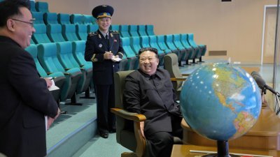 朝中社周六发布朝鲜最高领导人金正恩，访问国家航空宇宙技术总局平壤总控制中心的照片。（图取自朝中社/路透社）