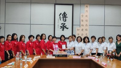 雪隆福建会馆日前拜会吉隆坡永春会馆妇女组，中间红衣者为黄玉珠，中间白衣者为郑慧湄。