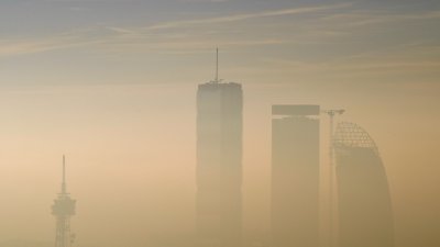 意大利米兰的安联大厦、里伯斯金大厦和忠利大厦，2020年1月8日被浓雾笼罩。（路透社当按照）