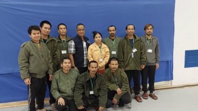 包括一名女性在内的10名泰国公民被哈马斯释放后，在以色列特拉维夫的沙米尔医疗中心与泰国大使馆工作人员合影。（图取自X社交平台）