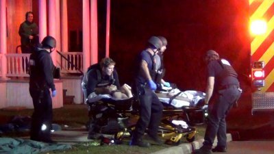 一名男子当地时间周六（25日）晚上在美国佛蒙特州伯灵顿，无故开枪打伤3名巴勒斯坦裔大学生，现场急救人员当晚正在将一名受害者推上救护车。（图取自Wayne Savage/路透社）