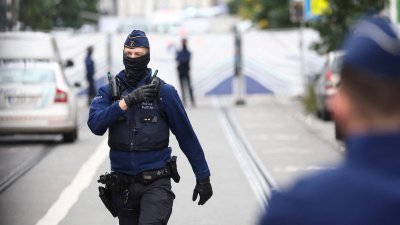图为上月17日，在比利时布鲁塞尔，警察在击毙一名枪杀2名瑞典球迷的突尼斯籍嫌犯后进行善后工作。（路透社档案照）