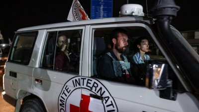 一辆载著获释俄罗斯人质罗尼（后）的国际红十字会车辆，在周日驶向与埃及接壤的拉法口岸，准备移交给以色列。（图取自法新社）