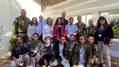 泰国驻以色列大使潘纳巴与以色列总理办公室主任雪莱于周日，在以色列贝尔雅科夫的沙米尔医疗中心会见获释的13名泰国人质。（图取自泰国外交部/路透社）