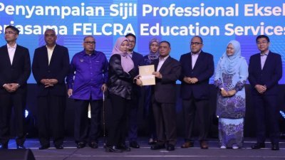 沙拉尼（右四）周一为2023年马来西亚清真之行主持开幕，并颁发清真执行专业证书予荣护该证书的商家。
