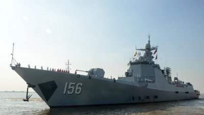 周一抵达缅甸仰光迪拉瓦码头的其中一艘中国军舰。（图取自缅甸军事信息小组/法新社）