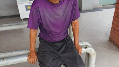 华裔老翁子流落古来巴士总站已一周。