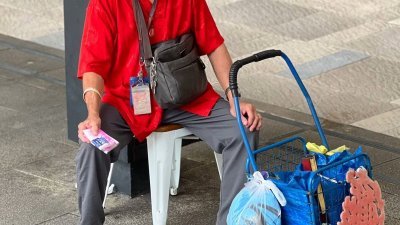 吴太平在新加坡巴耶利峇地铁站附近卖纸巾，赚取微博收入勉强维生。