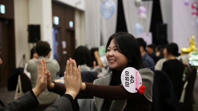 韩国京畿道城南市的公务员李裕美，经过3次申请，终于成功参加了政府11月19日举行的联谊活动。（图取自路透社）