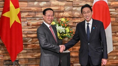 日本首相岸田文雄（右）周一在东京首相官邸，欢迎到访的越南国家主席武文赏。（图取自法新社）