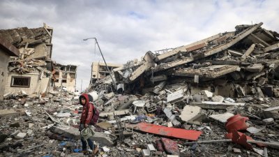 在以色列和哈马斯休战期间，在加沙地带中部瓦迪加沙，有巴勒斯坦人在周二重返家园检查，放眼望去尽是一片废墟。（图取自法新社）