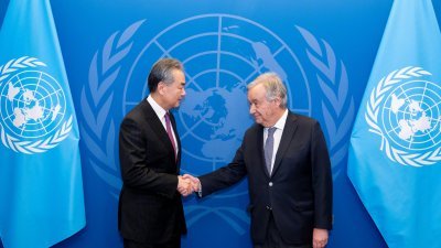 中国外交部长王毅（左）周二在联合国总部，会见联合国秘书长古特雷斯。（图取自中国外交部微博）