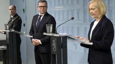 芬兰总理奥尔波（中）、芬兰内政部长兰塔宁（右）以及边境和海岸警卫队师长萨拉斯玛少将于周二，在赫尔辛基出席新闻发布会。（图取自Lehtikuva/路透社）