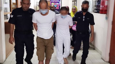 杀妻被告（右白裤）被警员押离法庭。
