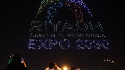 在沙地阿拉伯利雅得以压倒性票数赢得2030年世博会主办权之后，利雅得当地时间周二晚以绚丽的烟花和灯光秀大肆庆祝。（图取自路透社）