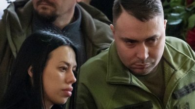 今年1月23日，乌克兰国防部情报总局局长布达诺夫和妻子玛丽安娜，出席在直升机坠毁事件中丧生的乌克兰内政部长和其他官员的追悼会。（路透社档案照）