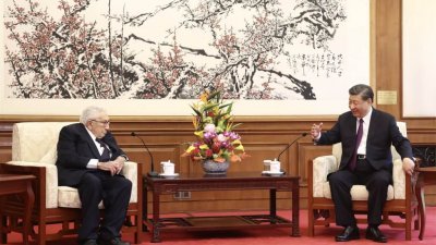 中国国家主席习近平（右）就美国前国务卿基辛格逝世，已经向美国总统拜登致唁电，并向基辛格家人表示慰问。图为基辛格今年7月访问北京时与习近平（右）会面。（中新社档案照）