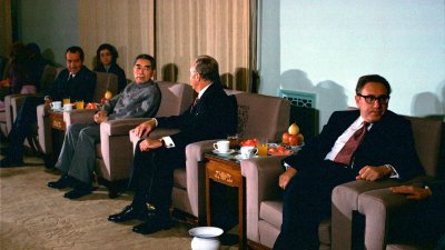 1972年2月22日在中国北京，美国总统尼克松、中国总理周恩来、国务卿罗杰斯和国家安全顾问基辛格在现代革命芭蕾舞剧《红色娘子军》演出中场休息时喝茶。（图取自尼克松总统图书馆/路透社）