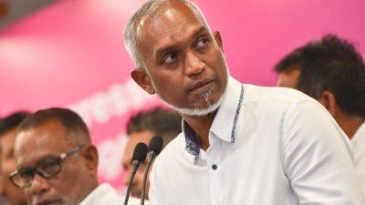 马尔代夫亲中的总统候选人穆伊祖，当地时间周六在马尔代夫第2轮总统大选中获胜后，向媒体发表讲话。（图取自法新社）