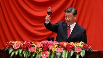 中国国家主席习近平上周四，在中国北京人民大会堂举行的中国国庆日招待晚宴上，向来宾敬酒。（图取自路透社）