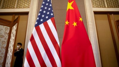 美国（左）和中国国旗示意图。（路透社档案照）