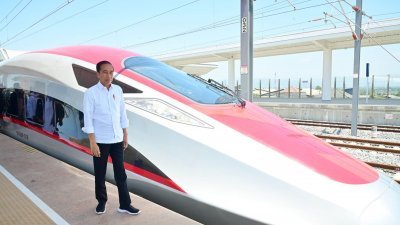 印尼总统佐科日前参观雅万高铁列车，当局将雅万高铁的品牌命为“Whoosh”。（图：佐科面子书）