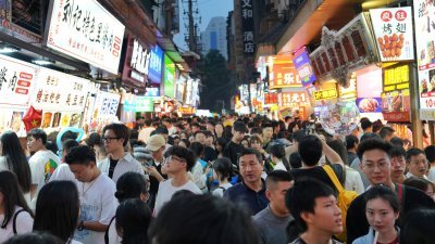 在中国的10月1日国庆假期，湖南省长沙市迎客流高峰，大街小巷游人如织。（图取自中新社）