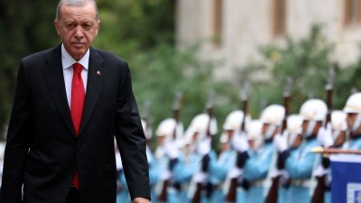 土耳其总统埃尔多安当地时间周日，在土耳其安卡拉出席国会会议开幕式时检阅仪仗队。（图取自路透社）