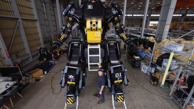 日本初创公司Tsubame Industries，上周三（9月27日）公开名为“ARCHAX”的四轮机器人，高4.5公尺、重3.5吨。（图取自路透社）