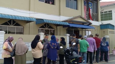 民众在哥打叻沙玛纳州选区协调中心排队准备购买本地白米。