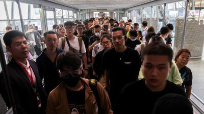 泰国从9月25日起对中国游客实施免签政策，当天首批免签中国游客抵达曼谷素万那普国际机场。（图取自路透社）