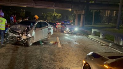 宝马轿车及第二国产车Bezza于周一凌晨，在敦林苍祐大道发生逆向碰撞。