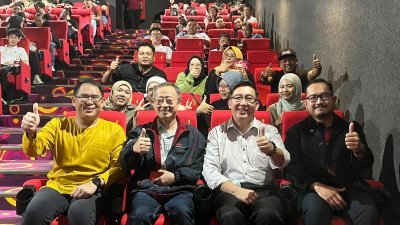 林添顺（坐者前排左起）、傅庆隆以及许常健观赏《Adoiii Jiwaku》电影交流会。