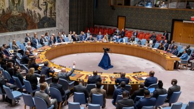 中国和俄罗斯的代表，在联合国安理会周一针对海地的表决中，举手投下弃权票。（图取自联合国网站）