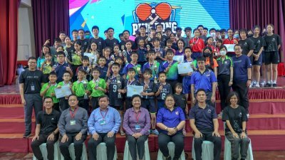 全体获奖同学与隆中华常务委员与老师们共同合影。