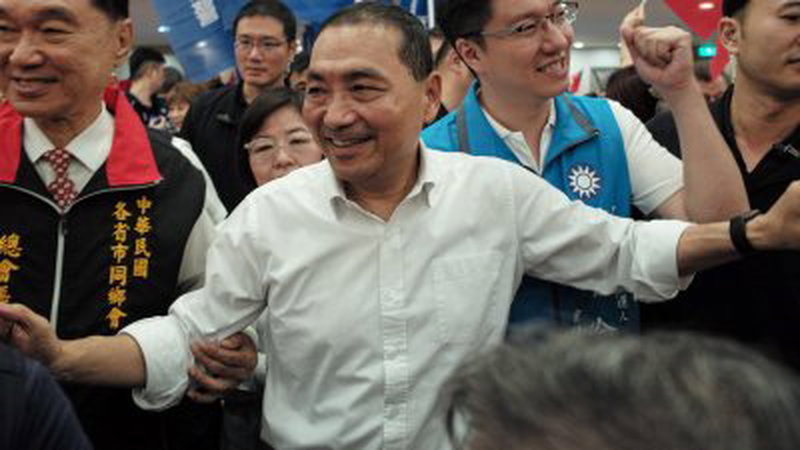 台湾明年的总统选举逼近，国民党的候选人侯友宜在台北市拜票，与选民互动。（图取自法新社）