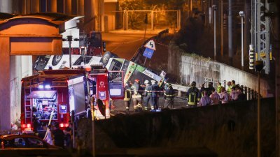 巴士从威尼斯梅斯特雷区的立交桥坠毁后，赶到现场的救援人员和消防人员展开救援和清理工作。（图取自路透社）