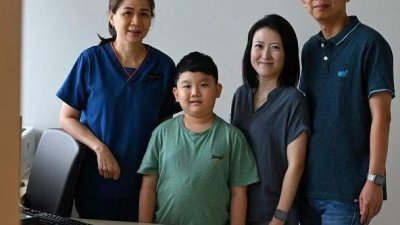 在刘盈怡医生（左）和新加坡国立癌症中心放射治疗科顾问雷文燊医生（右）的悉心治疗下，陈炫龙（左2）得以复健。左3为蓝翎凤。