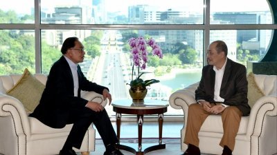 哈芝芝（右）表示，与首相安华在政坛上的关系始于33年前，至今双方还是经常通过电话联系。