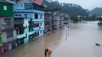 印度军方公布周三拍摄的照片显示，锡金邦一个村镇的街道已被洪水淹没。（图取自印度军方/法新社