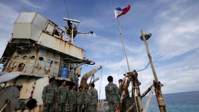 菲方军舰“马德雷山”号自1999年“坐滩”仁爱礁，菲律宾借此加强对该岛礁的主权主张。（路透社档案照）