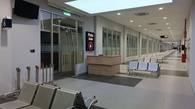士乃国际机场扩建工程耗资1190万令吉，自2020年3月展开后，于2023年8月竣工，图为新扩建的登机室。（士乃国际机场提供）