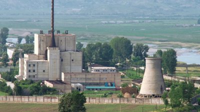 朝鲜传出停止运转核反应炉数周，准备取出用过核燃料以提炼核武原料“钸”。图为共同社发布的2008年时的宁边核设施照片。（图取自路透社/共同社）