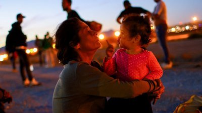 一名委内瑞拉妇女（左）当地时间周四抱著她的孙女，在墨西哥华雷斯城被美国得克萨斯州国民警卫队拒绝入境。（图取自路透社）