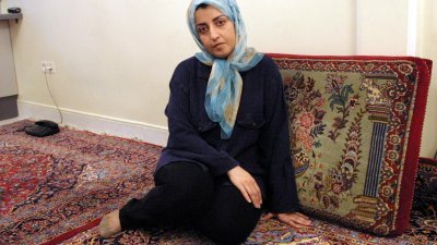 在监狱服刑约12年的伊朗妇女权利倡导者穆罕默迪，周五获得2023年诺贝尔和平奖。这是她于2001年在家中所拍的照片。（图取自法新社）