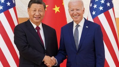 中国国家主席习近平（左）和美国总统拜登，去年11月14日在印尼巴厘岛，首次举行面对面会晤后握手合影留念。（路透社档案照）