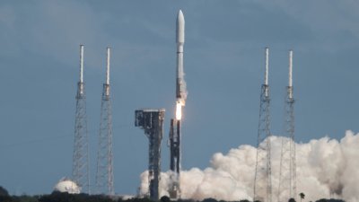 美国联合发射联盟公司（ULA）“宇宙神-5”运载火箭，搭载美国科技公司亚马逊（Amazon）“柯伊伯”计划（Kuiper）2颗测试卫星，于当地时间周五下午2时（大马时间周六凌晨2时），从美国佛罗里达州布里瓦德县卡纳维拉尔角发射升空。（图取自路透社）